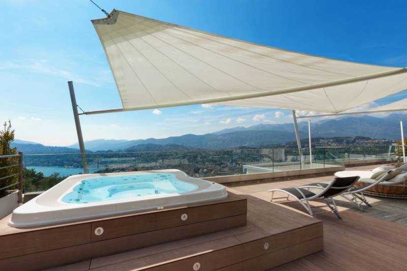 What is the difference between a jacuzzi and a hot tub?
